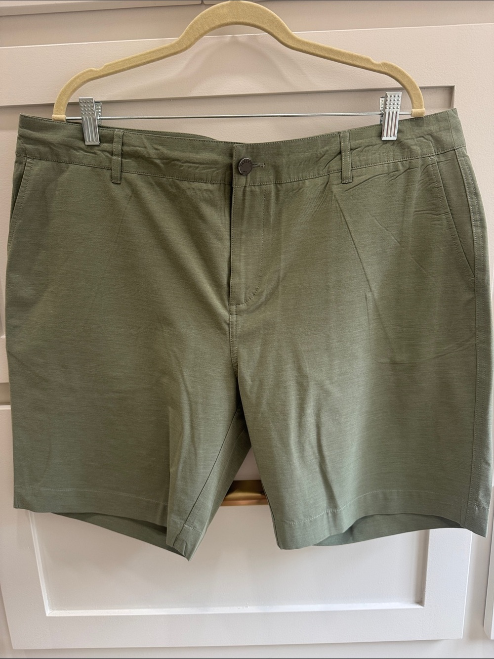Faherty brand size 38
All Day Shorts
Men’s green shorts, quick dry material